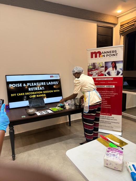 The chef preparing for the DIY cake decoration session, with the session title on screen.
